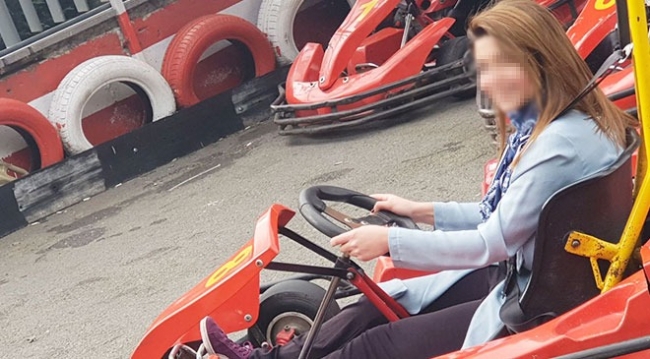 Boynundaki fular go-kart aracının tekerine dolandı